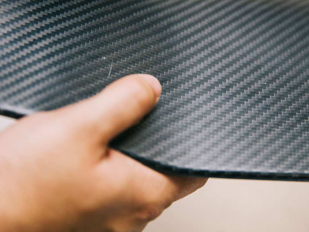 ¿Qué cualidades tiene la fibra de carbono?