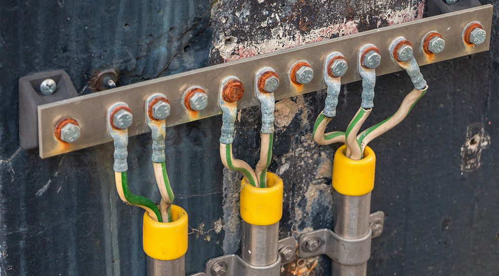 Uso de electrodos de grafito como tierra física en procesos industriales