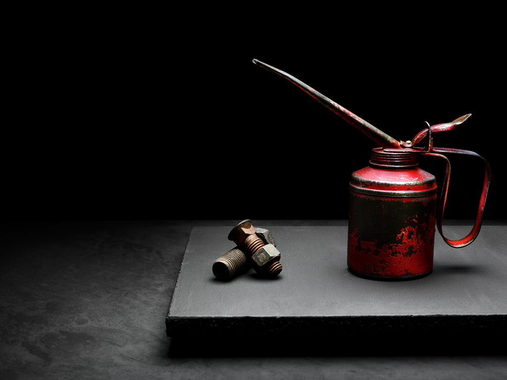 Grafito y el proceso de aplicación de lubricante en una maquinaria pesada