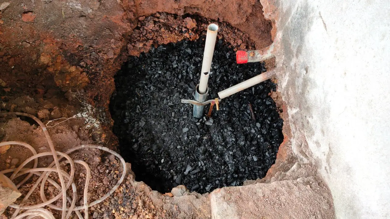 Graphite coarse grains for electrical earthing and grounding